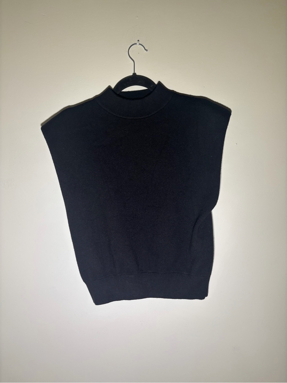 VICI Black Sleeveless Mock Neck Sweater Vest Women’s Medium